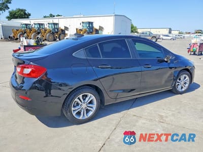 Trzecie zdjęcie samochodu z tyłu: 2019 CHEVROLET CRUZE LS VIN:1G1BC5SM7K7112200 - miniatura