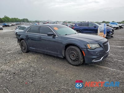 Czwarte zdjęcie samochodu z boku: 2017 CHRYSLER 300 LIMITED VIN:2C3CCAAG3HH577655 - miniatura