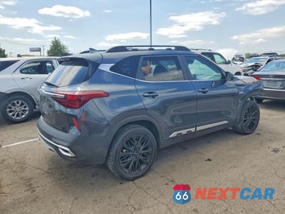 Trzecie zdjęcie samochodu z tyłu: 2022 KIA SELTOS NIGHTFALL VIN:KNDEUCA21N7244637 - miniatura