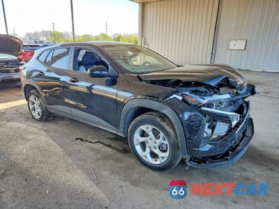 Czwarte zdjęcie samochodu z boku: 2025 CHEVROLET TRAX LS VIN:KL77LFEP6SC325071 - miniatura