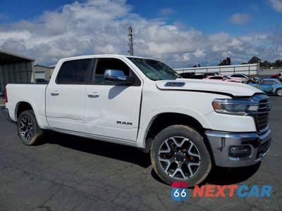 Czwarte zdjęcie samochodu z boku: 2025 RAM 1500 LARAMIE VIN:1C6SRFJP2SN567773 - miniatura