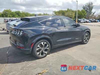 Trzecie zdjęcie samochodu z tyłu: 2021 FORD MUSTANG MACH-E PREMIUM VIN:3FMTK3SU5MMA58497 - miniatura