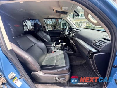 Piąte zdjęcie samochodu w środku: 2018 TOYOTA 4RUNNER TRD PRO VIN:JTEBU5JRXJ5583152 - miniatura