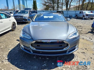 Piąte zdjęcie samochodu w środku: 2013 TESLA MODEL S VIN:5YJSA1CN3DFP03442 - miniatura