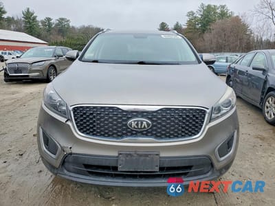 Piąte zdjęcie samochodu w środku: 2016 KIA SORENTO LX VIN:5XYPGDA34GG052052 - miniatura