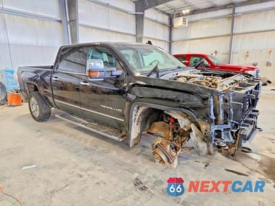 Czwarte zdjęcie samochodu z boku: 2016 GMC SIERRA K2500 DENALI VIN:1GT12UE81GF114102 - miniatura