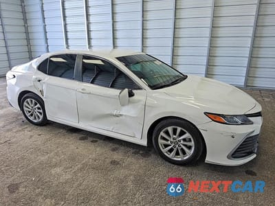 Czwarte zdjęcie samochodu z boku: 2022 TOYOTA CAMRY LE VIN:4T1C11AK6NU656831 - miniatura