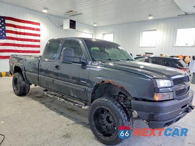 Czwarte zdjęcie samochodu z boku: 2004 CHEVROLET SILVERADO K2500 HEAVY DUTY VIN:1GCHK29204E271677 - miniatura