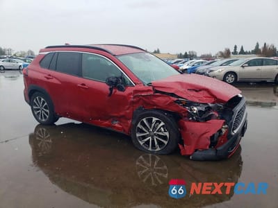 Czwarte zdjęcie samochodu z boku: 2023 TOYOTA COROLLA CROSS XLE VIN:7MUEAABG3PV076960 - miniatura