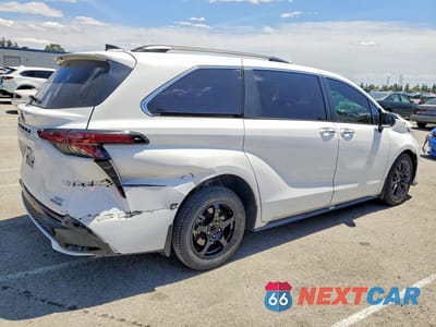 Trzecie zdjęcie samochodu z tyłu: 2023 TOYOTA SIENNA XSE 7-PASSENGER VIN:5TDDRKEC8PS167932 - miniatura