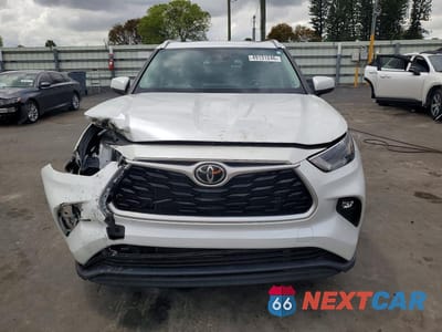 Piąte zdjęcie samochodu w środku: 2022 TOYOTA HIGHLANDER XLE VIN:5TDGZRAH5NS544494 - miniatura