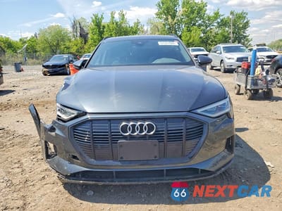 Piąte zdjęcie samochodu w środku: 2022 AUDI E-TRON PREMIUM VIN:WA1AAAGE0NB009960 - miniatura