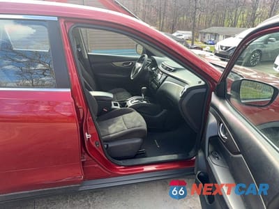 Piąte zdjęcie samochodu w środku: 2016 NISSAN ROGUE S VIN:KNMAT2MV5GP690360 - miniatura