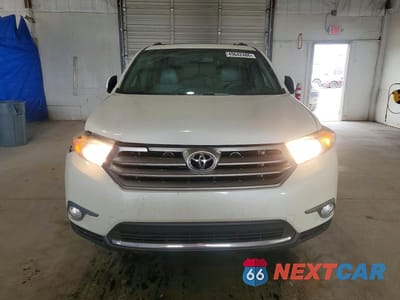 Piąte zdjęcie samochodu w środku: 2013 TOYOTA HIGHLANDER SE VIN:5TDBK3EH3DS240987 - miniatura