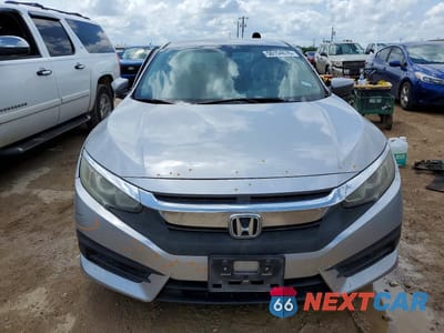Piąte zdjęcie samochodu w środku: 2016 HONDA CIVIC LX VIN:19XFC2F53GE000608 - miniatura