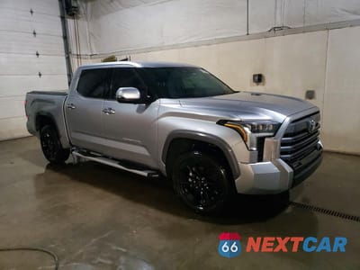 Czwarte zdjęcie samochodu z boku: 2023 TOYOTA TUNDRA LIMITED VIN:5TFJA5DB1PX075267 - miniatura