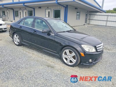 Czwarte zdjęcie samochodu z boku: 2010 MERCEDES-BENZ C300 VIN:WDDGF8BB7AR094410 - miniatura