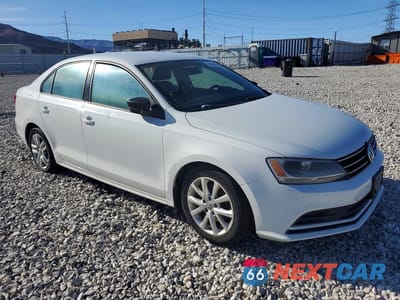 Czwarte zdjęcie samochodu z boku: 2015 VOLKSWAGEN JETTA BASE VIN:3VW2K7AJ2FM226028 - miniatura