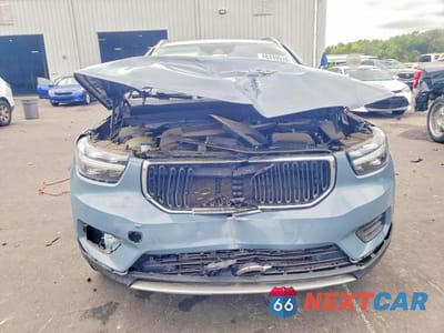 Piąte zdjęcie samochodu w środku: 2020 VOLVO XC40 T5 MOMENTUM VIN:YV4162UKXL2286861 - miniatura