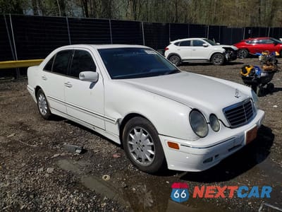 Czwarte zdjęcie samochodu z boku: 2000 MERCEDES-BENZ E 320 4MATIC VIN:WDBJF82GXYX028742 - miniatura