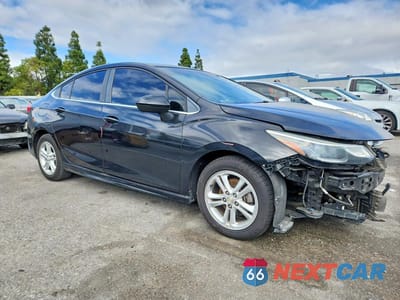 Czwarte zdjęcie samochodu z boku: 2018 CHEVROLET CRUZE LT VIN:1G1BE5SM8J7177257 - miniatura