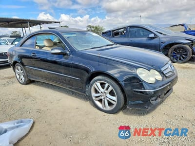 Czwarte zdjęcie samochodu z boku: 2007 MERCEDES-BENZ CLK 350 VIN:WDBTJ56H37F228570 - miniatura