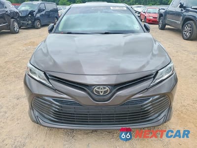 Piąte zdjęcie samochodu w środku: 2018 TOYOTA CAMRY LE VIN:4T1B11HK7JU063913 - miniatura