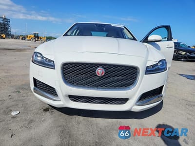 Piąte zdjęcie samochodu w środku: 2018 JAGUAR XF PRESTIGE VIN:SAJBE4FX8JCY57965 - miniatura