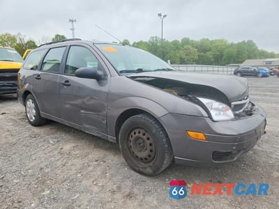 Czwarte zdjęcie samochodu z boku: 2005 FORD FOCUS ZXW VIN:1FAHP36N75W181997 - miniatura