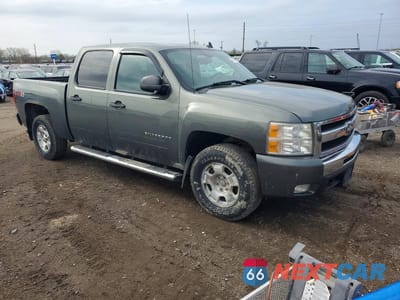 Czwarte zdjęcie samochodu z boku: 2011 CHEVROLET SILVERADO K1500 LT VIN:3GCPKSE30BG309540 - miniatura