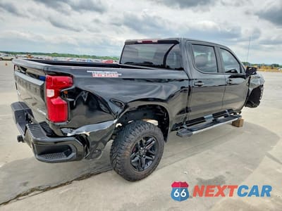 Trzecie zdjęcie samochodu z tyłu: 2021 CHEVROLET SILVERADO K1500 TRAIL BOSS CUSTOM VIN:3GCPYCEF6MG134129 - miniatura