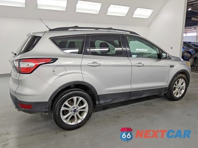 Trzecie zdjęcie samochodu z tyłu: 2017 FORD ESCAPE SE VIN:1FMCU9GD7HUD29423 - miniatura