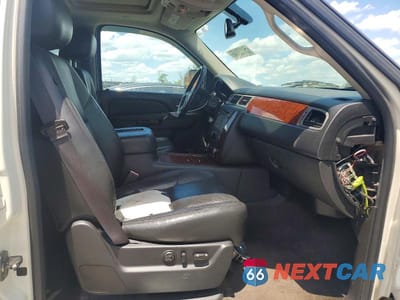Piąte zdjęcie samochodu w środku: 2014 CHEV SUBURBAN K1500 LTZ VIN:1GNSKKE73ER148710 - miniatura