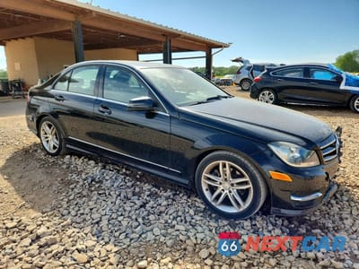 Czwarte zdjęcie samochodu z boku: 2014 MERCEDES-BENZ C 250 VIN:WDDGF4HBXEA966308 - miniatura
