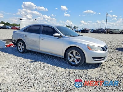 Czwarte zdjęcie samochodu z boku: 2012 VOLKSWAGEN PASSAT SE VIN:1VWBP7A36CC049595 - miniatura