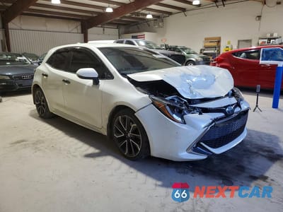 Czwarte zdjęcie samochodu z boku: 2019 TOYOTA COROLLA HATCHBACK XSE VIN:JTNK4RBE7K3037067 - miniatura
