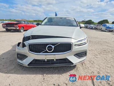 Piąte zdjęcie samochodu w środku: 2021 VOLVO S60 T5 MOMENTUM VIN:7JR102FK1MG096969 - miniatura