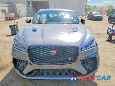 Piąte zdjęcie samochodu w środku: 2022 JAGUAR F-PACE SVR VIN:SADCZ2EE9NA700690 - miniatura
