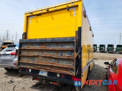 Trzecie zdjęcie samochodu z tyłu: 2017 GMC SAVANA BOX TRUCK VIN:7GZ67VCGXHN003923 - miniatura