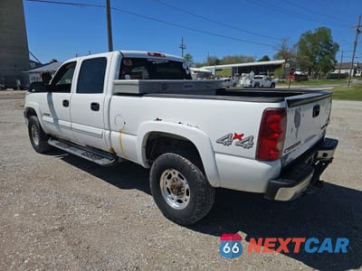 Trzecie zdjęcie samochodu z tyłu: 2003 CHEVROLET SILVERADO K2500 HEAVY DUTY VIN:1GCHK23U33F194578 - miniatura