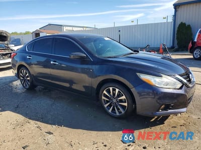 Czwarte zdjęcie samochodu z boku: 2017 NISSAN ALTIMA 2.5 SV VIN:1N4AL3AP6HC280015 - miniatura