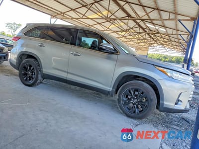 Czwarte zdjęcie samochodu z boku: 2019 TOYOTA HIGHLANDER LE PLUS VIN:5TDZZRFH1KS347643 - miniatura