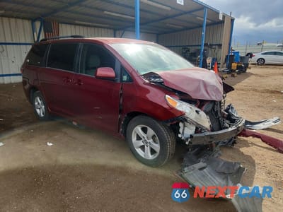 Czwarte zdjęcie samochodu z boku: 2018 TOYOTA SIENNA LE 8-PASSENGER VIN:5TDKZ3DC3JS939839 - miniatura