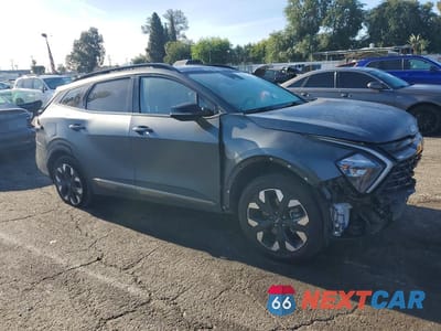 Czwarte zdjęcie samochodu z boku: 2023 KIA SPORTAGE X LINE VIN:KNDPYDAH6P7027529 - miniatura