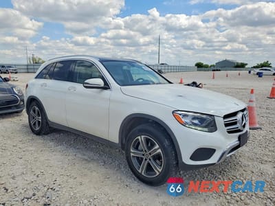 Czwarte zdjęcie samochodu z boku: 2018 MERCEDES-BENZ GLC 300 4MATIC VIN:WDC0G4KB2JV111567 - miniatura