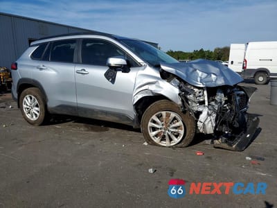Czwarte zdjęcie samochodu z boku: 2024 TOYOTA COROLLA CROSS LE VIN:7MUCAAAG2RV105554 - miniatura