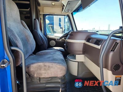 Piąte zdjęcie samochodu w środku: 2015 VOLVO VNL SEMI TRUCK VIN:4V4NC9EH5FN926054 - miniatura