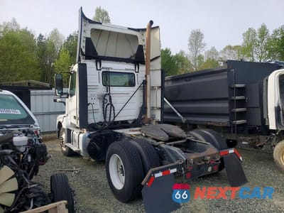 Trzecie zdjęcie samochodu z tyłu: 2018 VOLVO VNL SEMI TRUCK VIN:4V4N39TG7JN988235 - miniatura