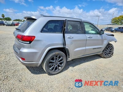 Trzecie zdjęcie samochodu z tyłu: 2020 JEEP GRAND CHEROKEE LAREDO VIN:1C4RJEAG7LC380146 - miniatura