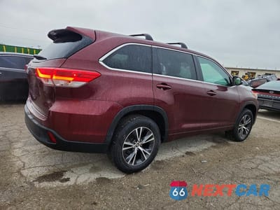 Trzecie zdjęcie samochodu z tyłu: 2017 TOYOTA HIGHLANDER LE VIN:5TDZZRFHXHS209754 - miniatura